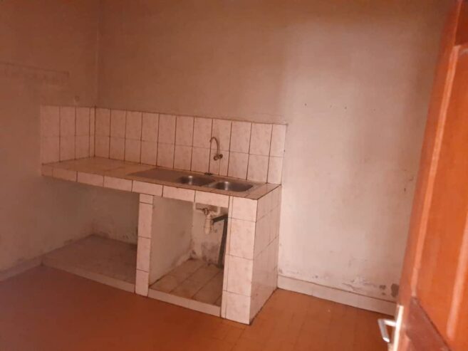 Vaste appartement avec parking forage à Nkoabang. 2 chambres 2 douches