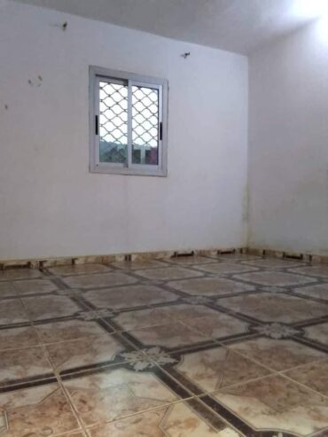 Appartement avec parking à Kondengui. 2 chambres 1 douche