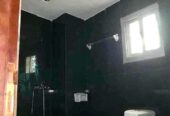 Appartement chic avec eau chaude, baignoire parking à Éleveur. Bordure de goudron. 2 chambres 2 douches..