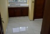Bel Appartement neuf avec eau chaude, gardien, parking forage à Odza B10. 2 chambres 2 douches..