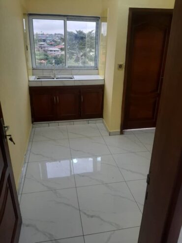 Bel Appartement neuf avec eau chaude, gardien, parking forage à Odza B10. 2 chambres 2 douches..