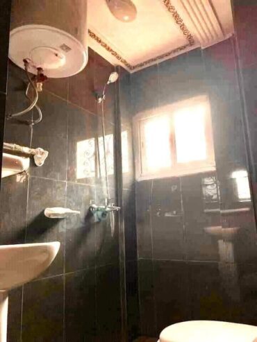Appartement chic avec eau chaude, baignoire parking à Éleveur. Bordure de goudron. 2 chambres 2 douches..