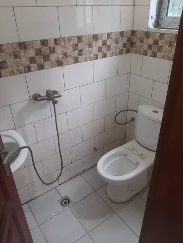Bel Appartement neuf avec eau chaude, gardien, parking forage à Odza B10. 2 chambres 2 douches..