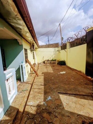 Villa avec clim, caméra de surveillance, eau chaude parking à Nsimeyong. 3 chambres 2 douches