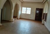 Somptueux duplex avec baignoires, forage espace vert à Ngousso. 6 chambres 8 douches, 6 salons, 2 salles à manger, 2 cuisines, 5 balcons, 1 guérite.