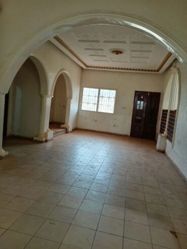 Somptueux duplex avec baignoires, forage espace vert à Ngousso. 6 chambres 8 douches, 6 salons, 2 salles à manger, 2 cuisines, 5 balcons, 1 guérite.