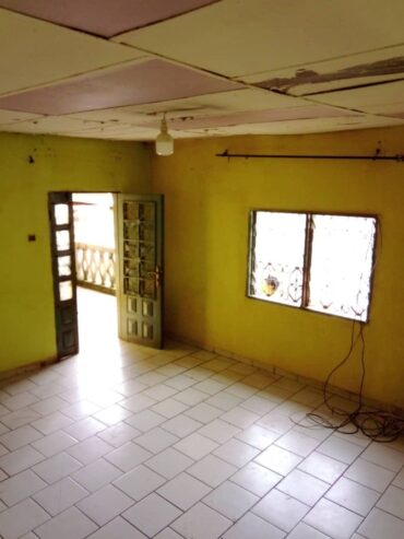 Appartement individuel avec parking à Mimboman terminus. 2 chambres 2 douches.