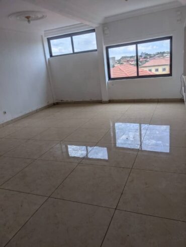 Appartement neuf haut standing, avec parking, forage à Odza petit marché.2 chambres 3 douches.