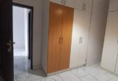Appartement haut standing avec forage parking gardien à Ahala barrière.2 chambres 2 douches