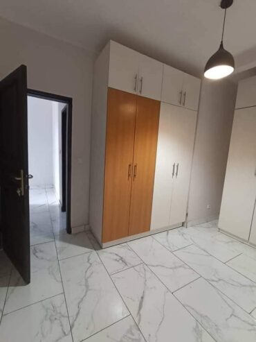 Appartement haut standing avec forage parking gardien à Ahala barrière.2 chambres 2 douches
