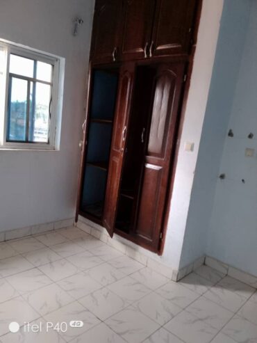Appartement avec eau chaude gardien parking à Mimboman Sapeur . 2 chambres 2 douches.