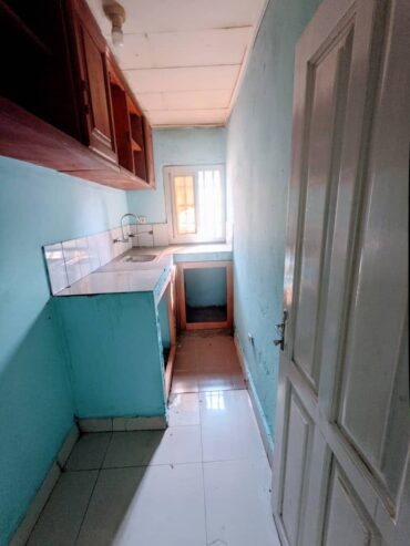 Villa avec clim, caméra de surveillance, eau chaude parking à Nsimeyong. 3 chambres 2 douches