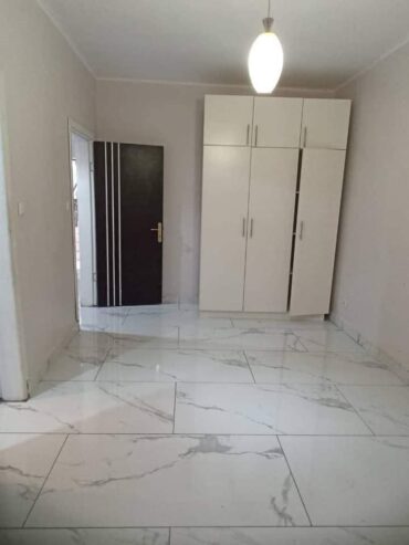 Appartement haut standing avec forage parking gardien à Ahala barrière.2 chambres 2 douches