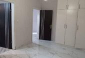 Appartement haut standing avec forage parking gardien à Ahala barrière.2 chambres 2 douches