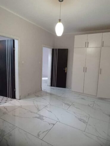 Appartement haut standing avec forage parking gardien à Ahala barrière.2 chambres 2 douches