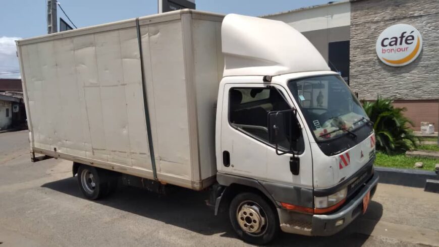 Véhicule pour transport de marchandises, de biens ou pour déménagement