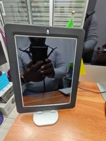 iPad 3 propre✨ 64go ,80.000fr🥳🥳 avec pochette et glass d’origine européenne avec son chargeur et écouteurs Douala akwa ancien number one WhatsApp 673737063/698353457