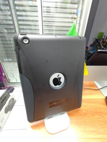 iPad 3 propre✨ 64go ,80.000fr🥳🥳 avec pochette et glass d’origine européenne avec son chargeur et écouteurs Douala akwa ancien number one WhatsApp 673737063/698353457
