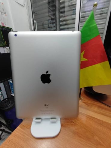 iPad 3 propre✨ 64go ,80.000fr🥳🥳 avec pochette et glass d’origine européenne avec son chargeur et écouteurs Douala akwa ancien number one WhatsApp 673737063/698353457