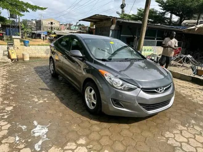 Hunday elantra Année 2012 Essence Automatique Occasion Europe Prix 7 millions Me joindre par téléphone ou WhatsApp 693262579